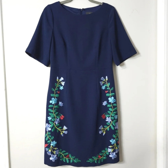 ADRIANNA PAPELL Nwot Short Sleeve Sheath Dress w/ Embroidered Flowers, Size 8 - Picture 3 of 16